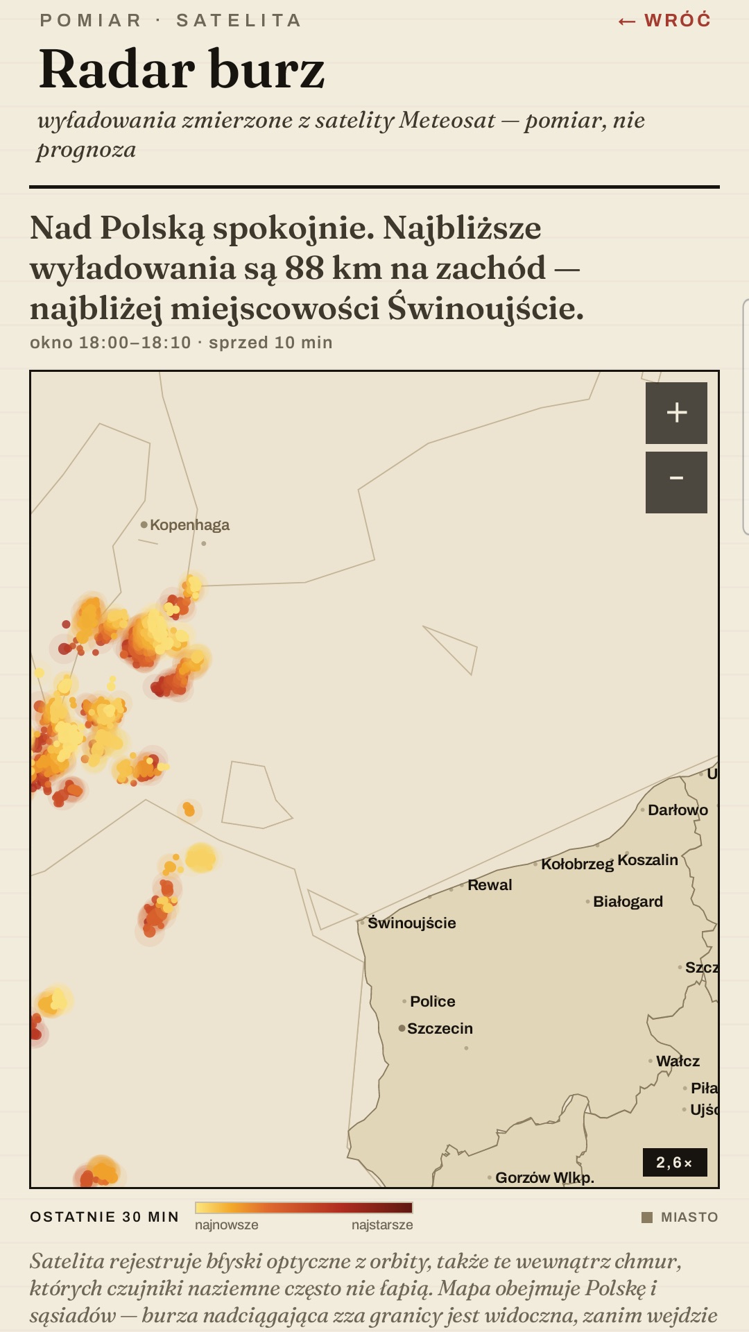 Przybliżenie na komórki burzowe w aplikacji Mapa burzowa w aplikacji przybliżona na konkretne komórki burzowe. Widoczne pojedyncze punkty wyładowań, gdzie jasnożółte oznaczają najnowsze, a ciemniejsze starsze zdarzenia.
